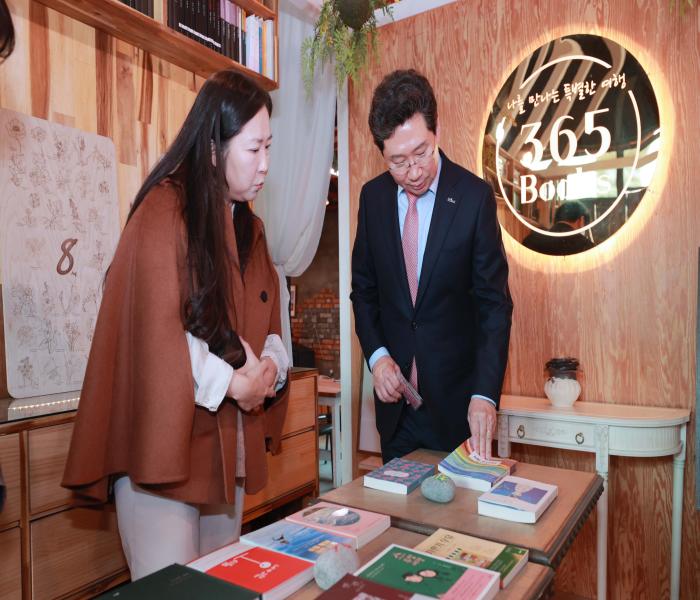 이상일 용인특례시장, 지역 독립서점 격려 방문